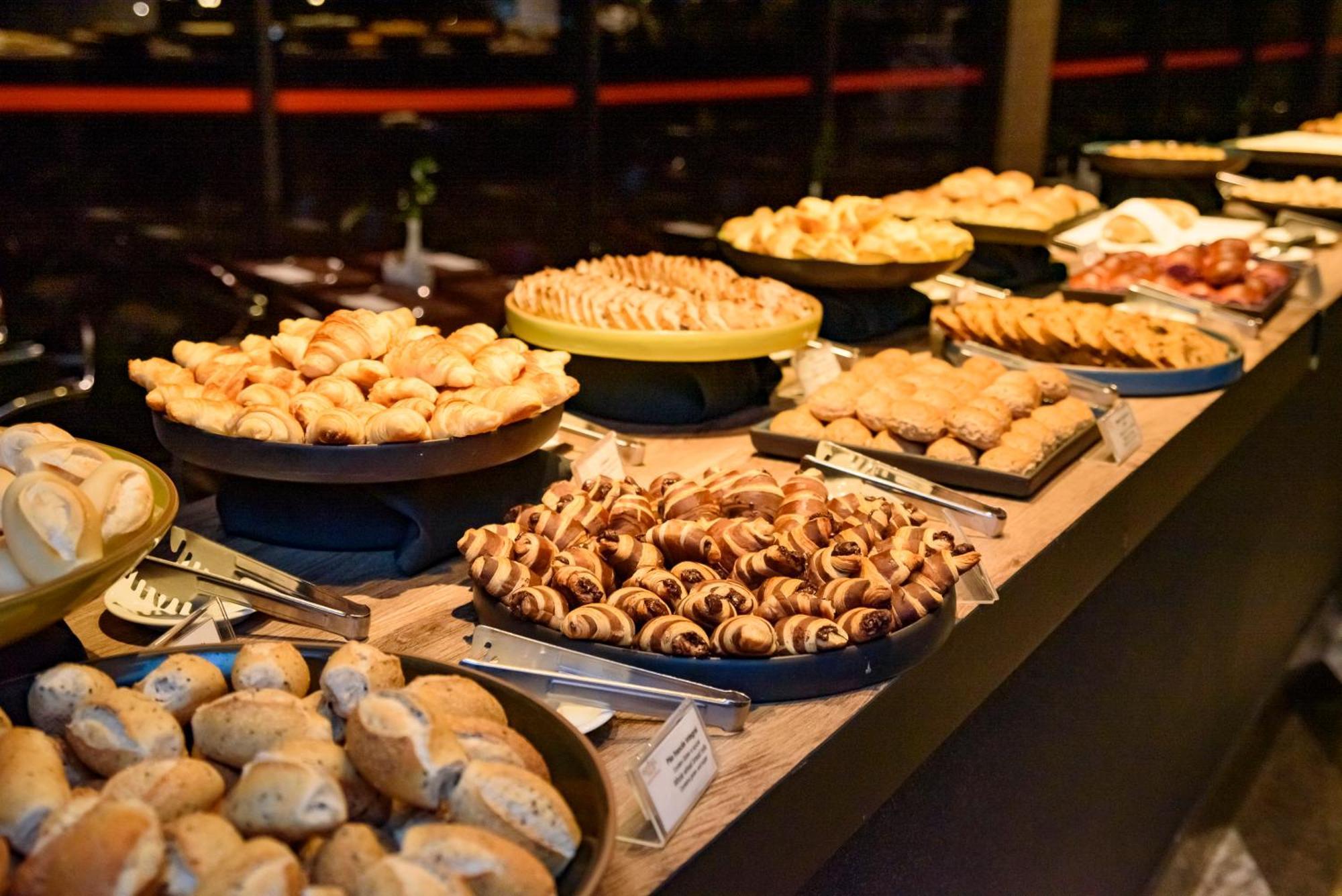 Royal Tulip Brasília Alvorada Hotel Exterior foto A selection of pastries at a buffet