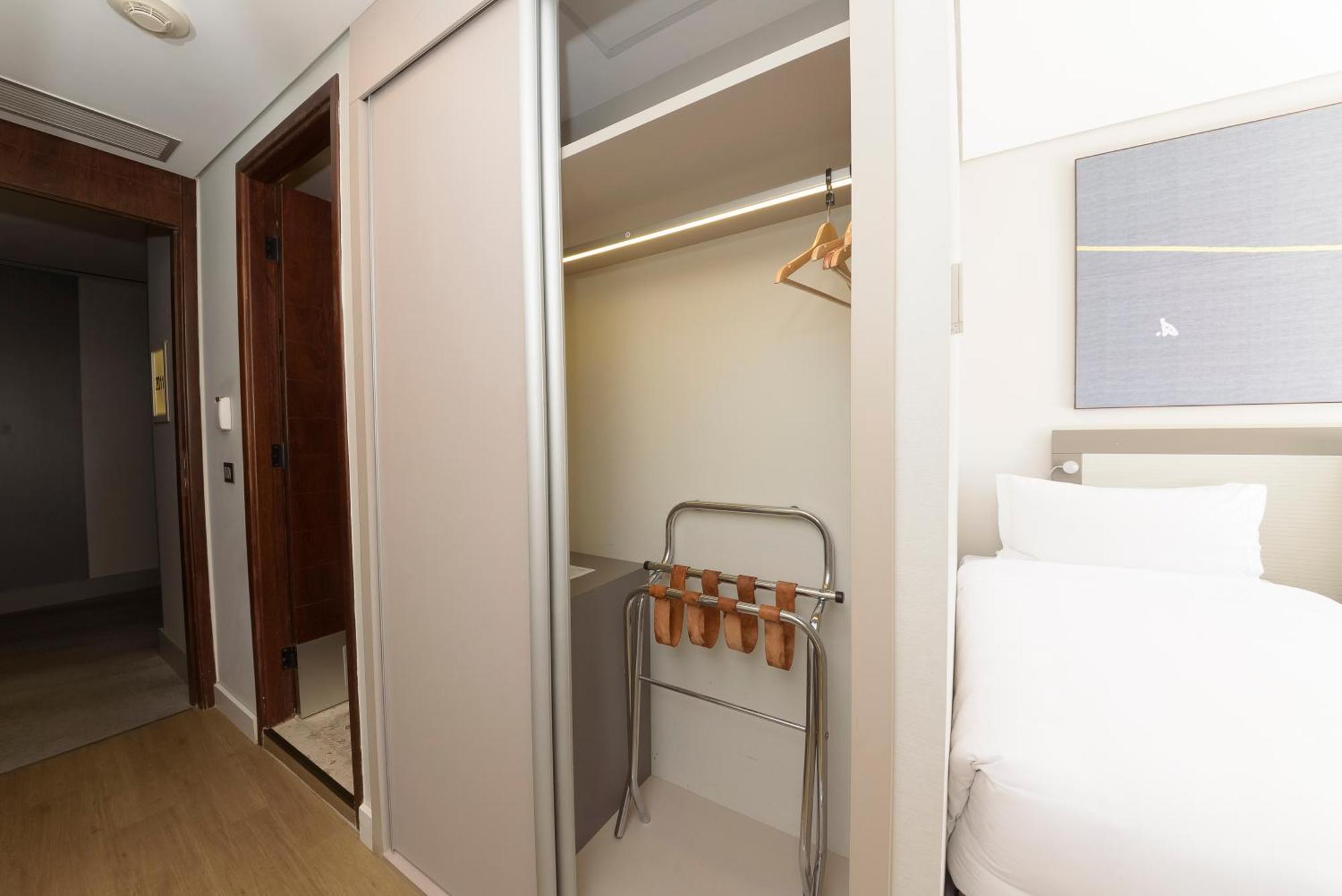 Royal Tulip Brasília Alvorada Hotel Exterior foto A sliding door