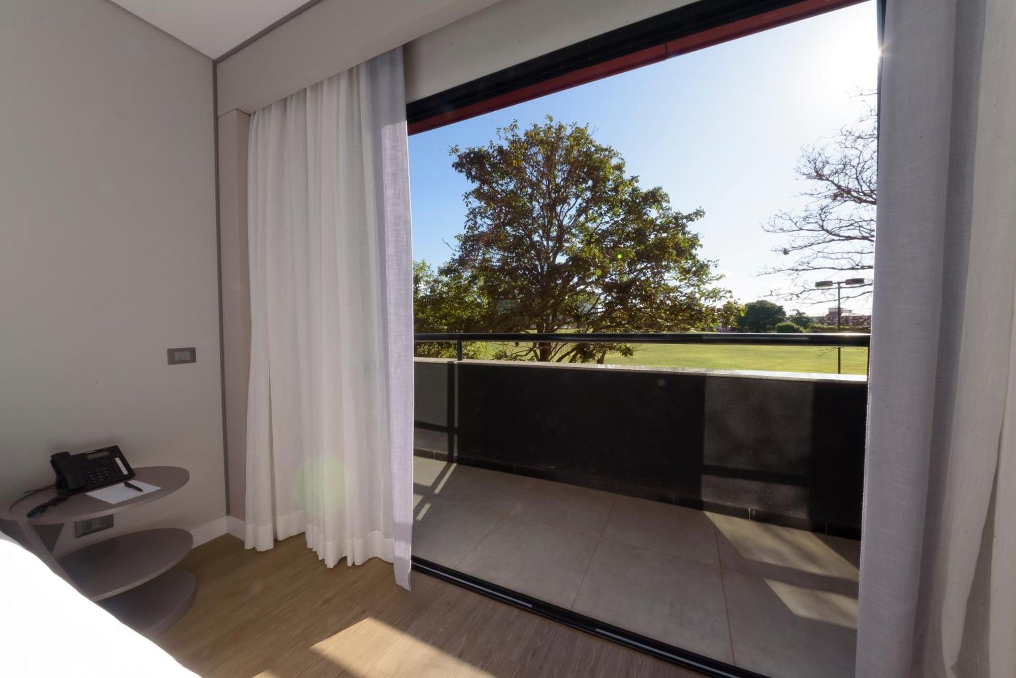Royal Tulip Brasília Alvorada Hotel Quarto foto A view of the balcony of a typical apartment at the complex.
